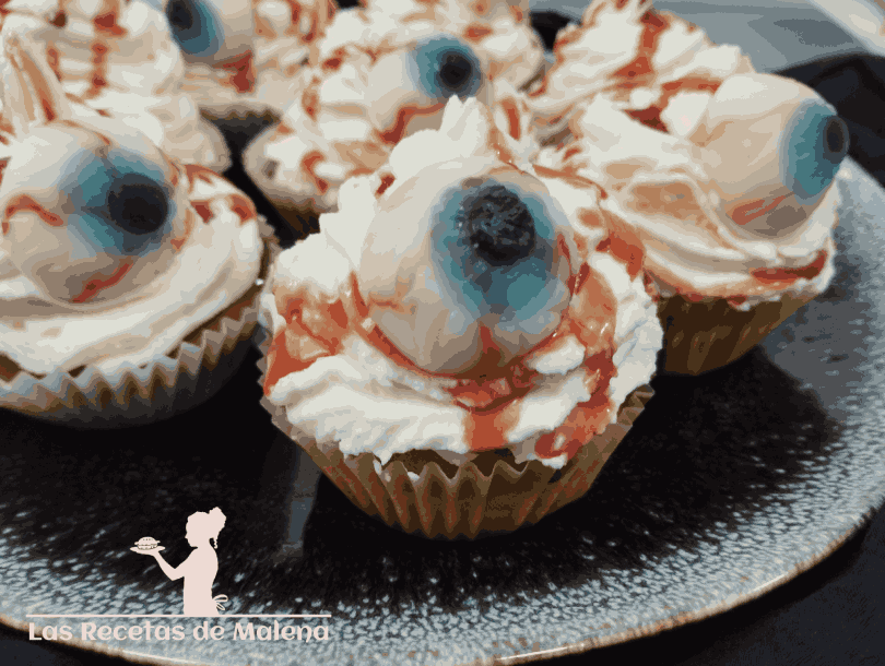 Cupcakes sangrientos de calabaza con frosting de nata